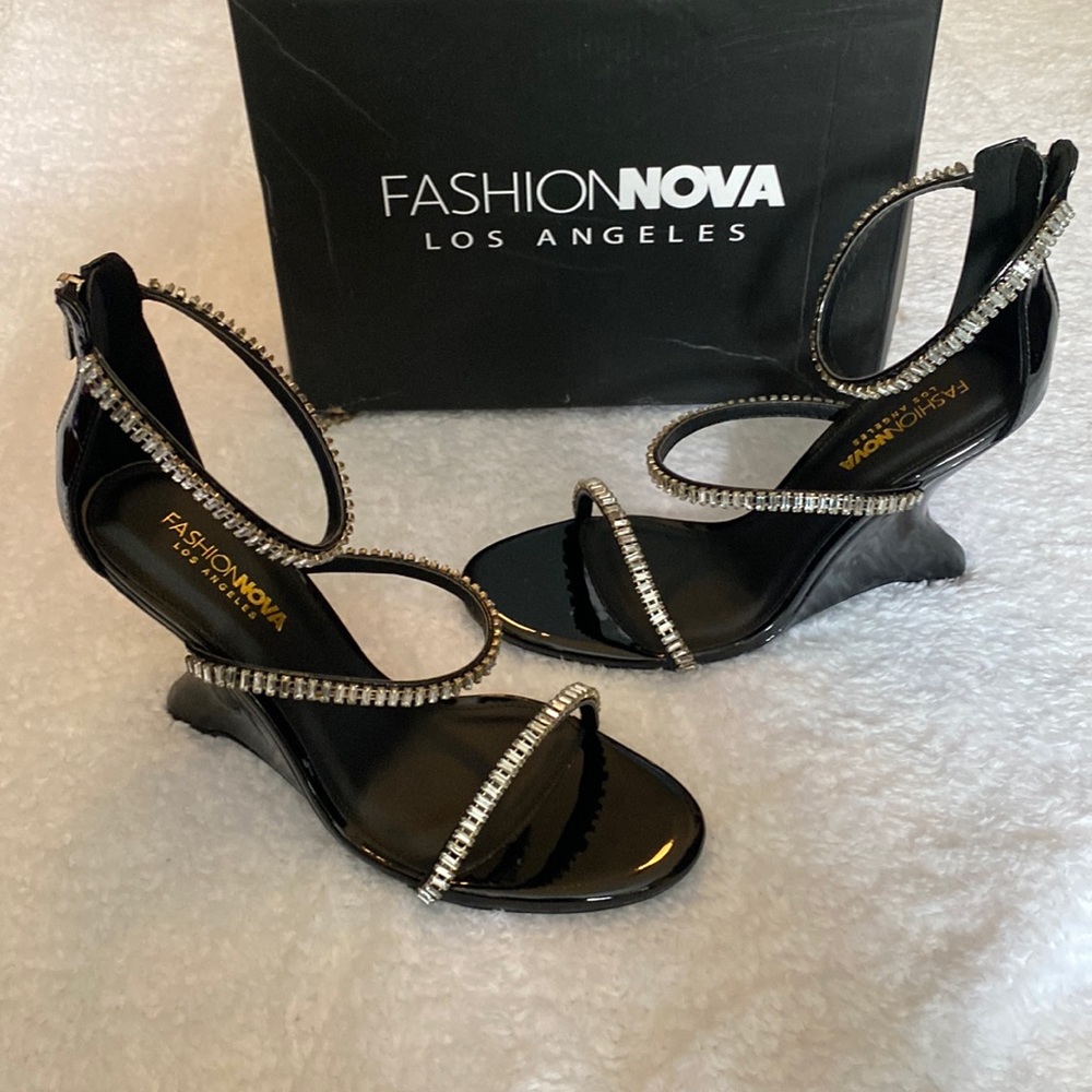 Fashion Nova - Crystals/Diamonds sz10